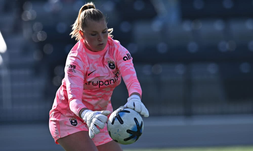 Claudia Dickey out for Reign, Jess Fishlock doubtful