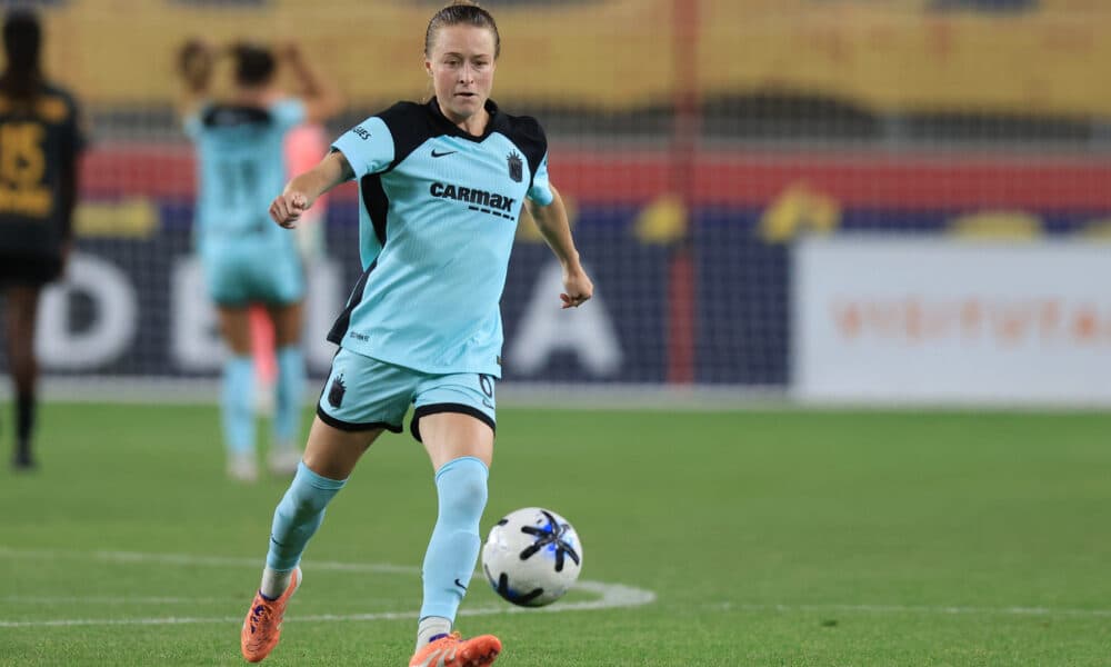 Emily Sonnett suffers left knee injury, stretchered off field