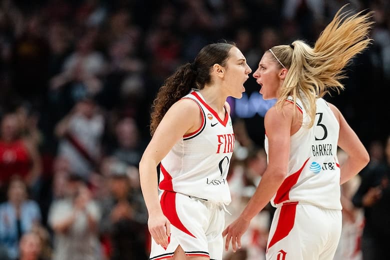 Sarah Ashlee Barker Sinks Buzzer-Beater to Secure 1st Portland Fire Win