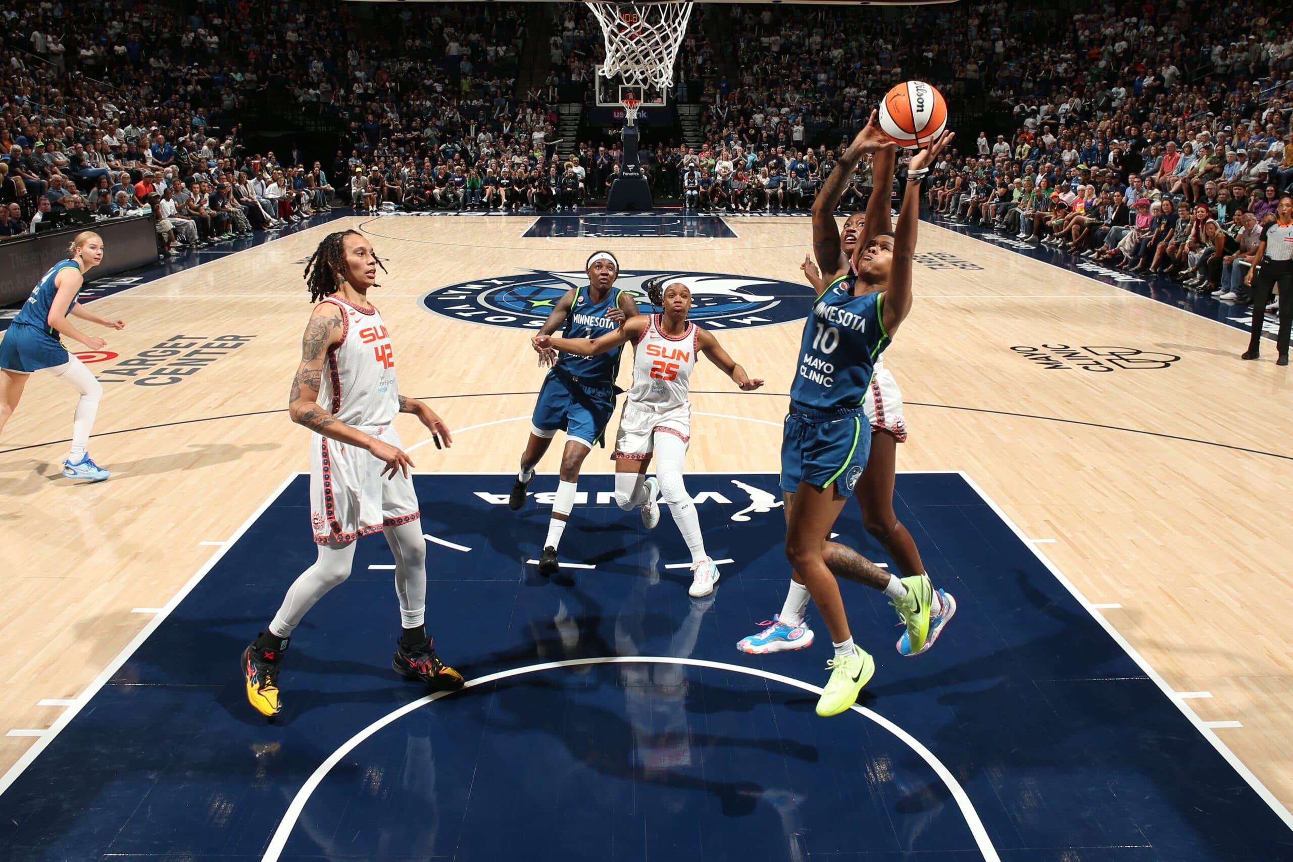 Connecticut Sun Edge Minnesota Lynx 90-89 as Olivia Miles Injury Leaves Roster Short-Handed