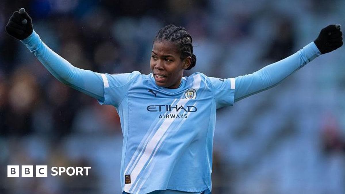 Shaw named Football Writers' Women's Player of Year